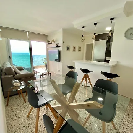 Hermoso Edificio Frente Al Mar, A Pie De Playa Y Hermosas Vistas *