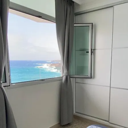 Hermoso Edificio Frente Al Mar Con Gran Terraza Y Hermosas Vistas